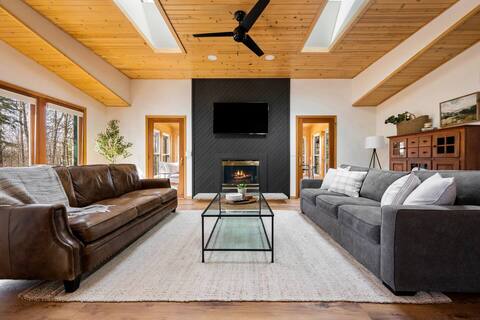 Starkhaus: Spacious Modern Home | Walking Distance