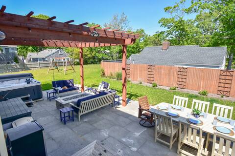 Stunningly Decorated Home with Hot Tub!