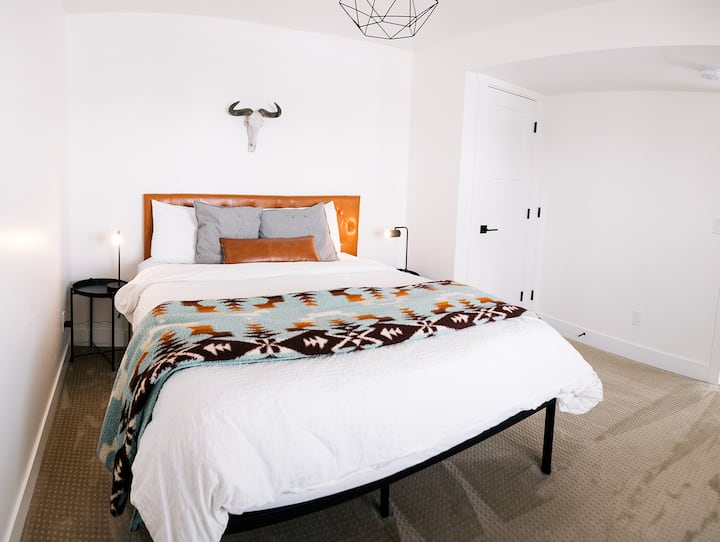 Chumba cha kulala cha ghorofa ya chini 1 (queen)