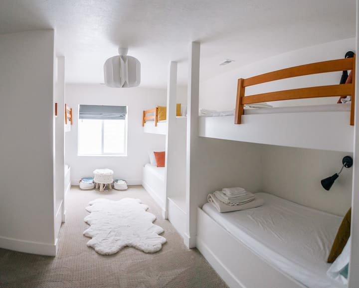 Chumba cha ghorofa ya chini (vitanda 6 viwili vilivyojengwa)