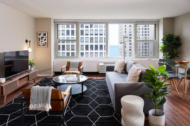 Corner 3BR in Streeterville | Views | Roof Deck