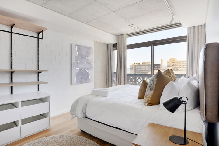 Stylish 2BR Retreat – Beach, Pool & WiFi Access