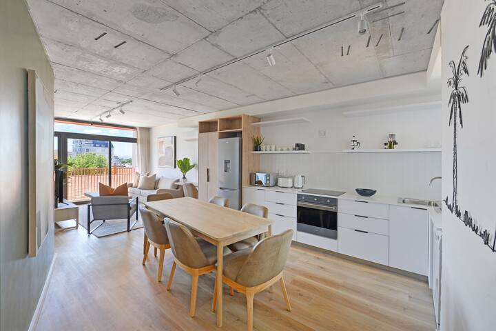 Stylish 2BR Retreat – Beach, Pool & WiFi Access gallery image 5