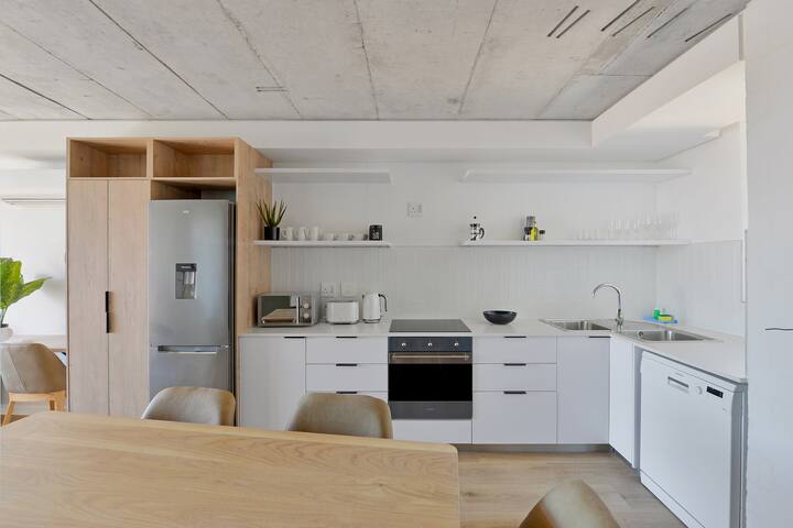 Stylish 2BR Retreat – Beach, Pool & WiFi Access gallery image 2