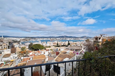 Popular Airbnb listing: Navila Upper Hallway in Eivissa