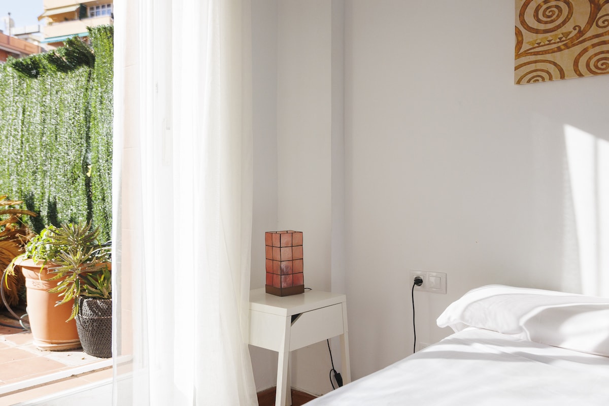 Top performing Airbnb: Private terrace, 3 bedrooms, 2 bathrooms, central in Sants