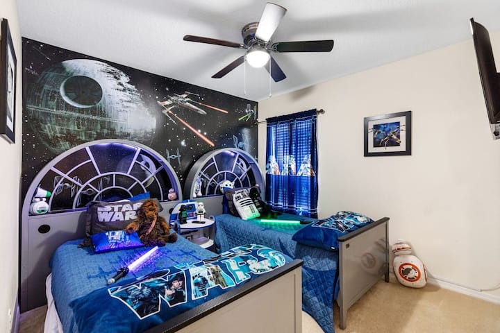 Star Wars dvojposteľová izba s 2 samostatnými posteľami Millennium Falcon so svetlami, nabíjacími stanicami s Bluetooth reproduktormi, nočným stolíkom R2D2, 32-palcovou TV s plochou obrazovkou,