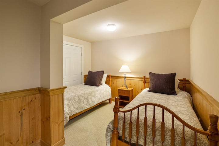 منطقة نوم في الطابق الأول بسريرين مزدوجين