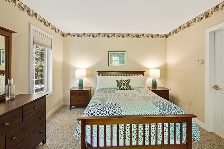 غرفة نوم للضيوف في الطابق الرئيسي بسرير بحجم كبير