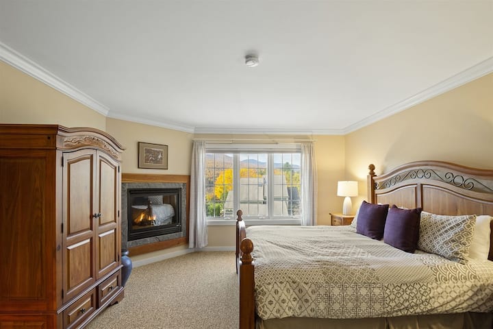 غرفة نوم رئيسية بإطلالات مذهلة