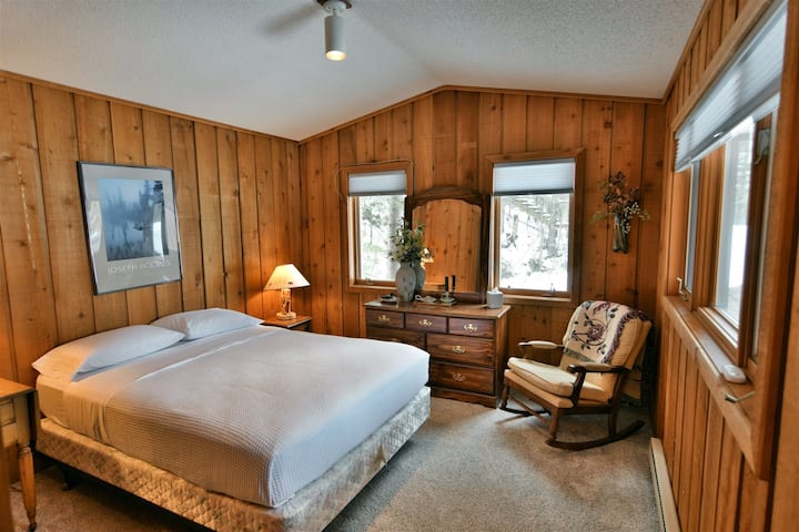 Virginia Beach #8's third bedroom has a queen bed and a bathroom.