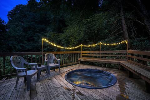 Beautiful 2bdrm Cabin°Hot Tub°Balcony°Parking°