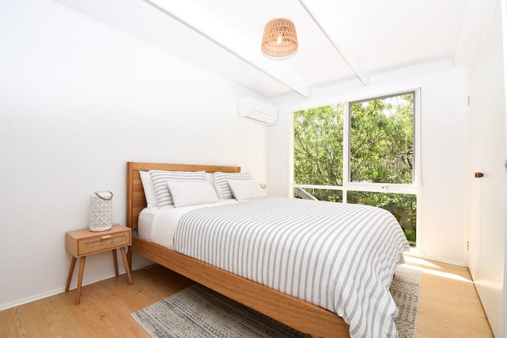 第二间卧室：标准双人床、反向循环空调和内置衣柜。