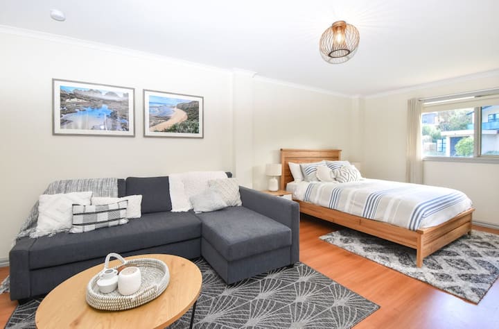 单间公寓位于一楼，带套房