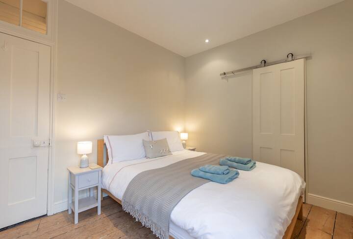 33 วิคตอเรียสตรีท-เซาท์วอลด์-เดอร์แรนท์ส-ห้องนอนคู่