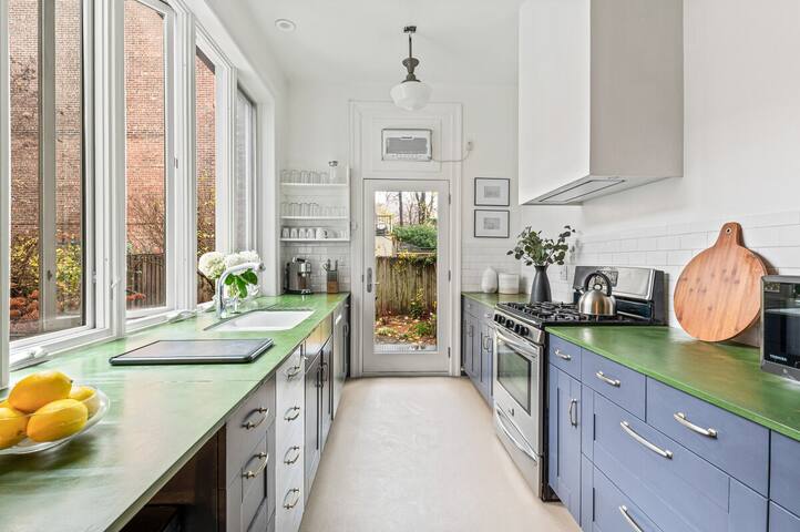 Adelphi I | 3BR Ft Greene w/Backyard Patio & Porch gallery image 3