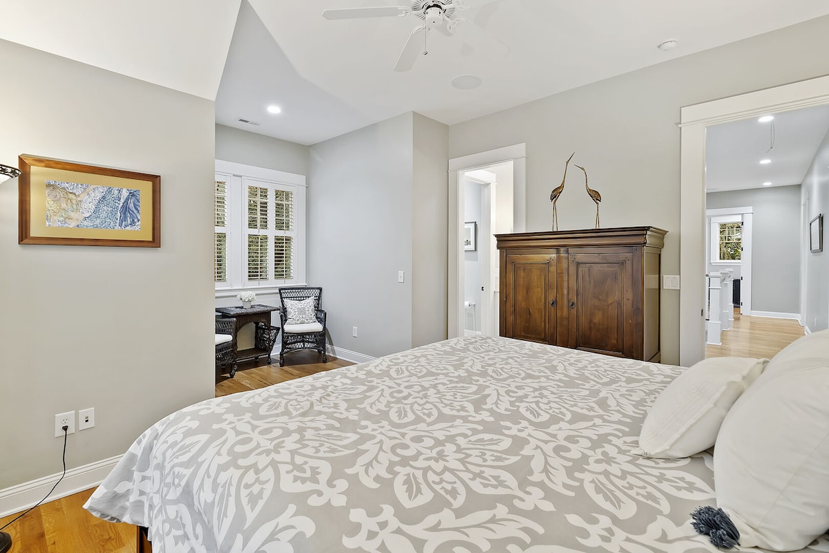 Dormitorio tamaño king con baño privado.