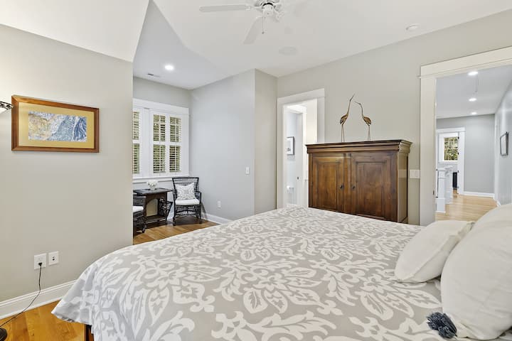 Karaļa guļamistaba ar atsevišķu ieeju.