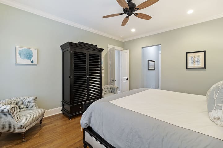 Galvenais numurs ar divguļamo gultu un privātu vannasistabu.