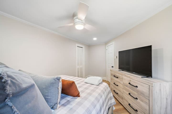 Cette chambre dispose d'un lit Queen Size