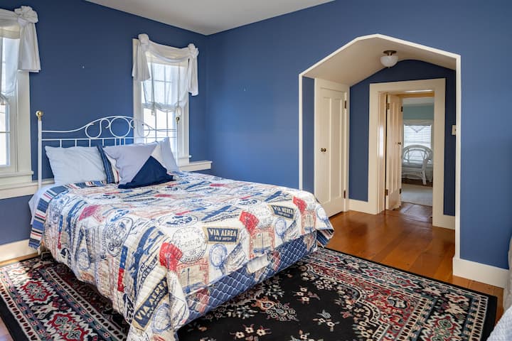 ตั้งอยู่ตรงข้ามห้องโถงจากห้องนอนควีนไซส์และเตียงแฝดอีกห้อง สามารถปิดได้เพื่อความเป็นส่วนตัว