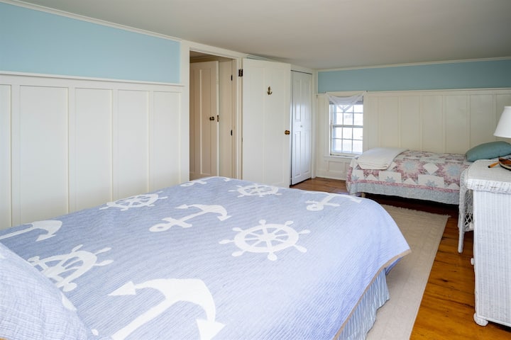 ห้องนอนควีนไซส์และเตียงแฝดใช้ห้องน้ำร่วมกับห้องนอนคิงไซส์