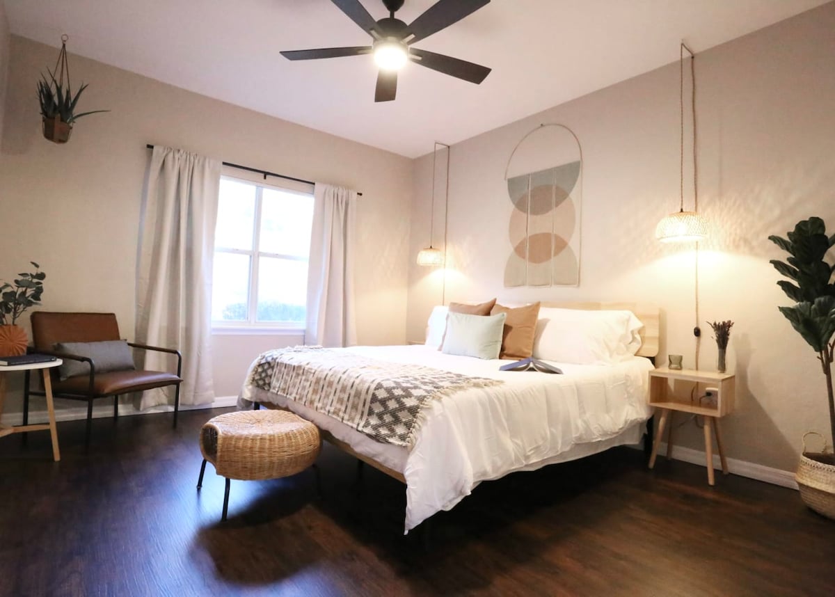 Oddýchnite si v priestrannej hlavnej spálni s luxusnou manželskou posteľou King, mäkkým osvetlením a pokojnou atmosférou.