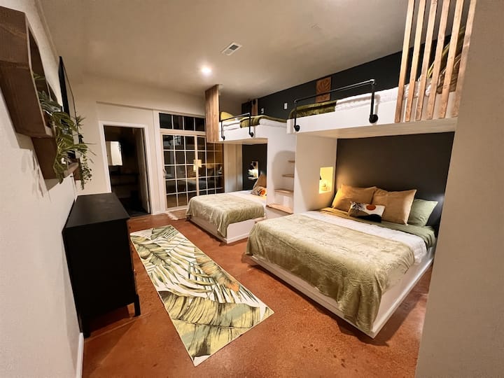 ¡Dos reinas, dos llenas, baño privado y entrada independiente al patio!