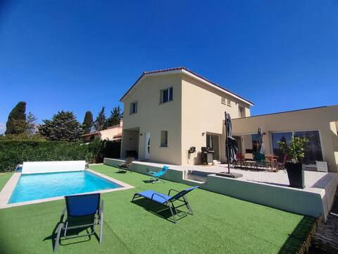 Modern villa with heated pool and 5 bedrooms