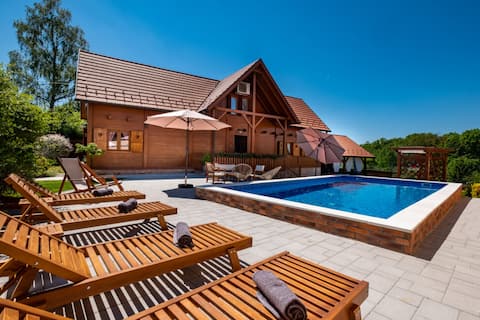 Rustic Cottage With Heated Pool - Happy Rentals