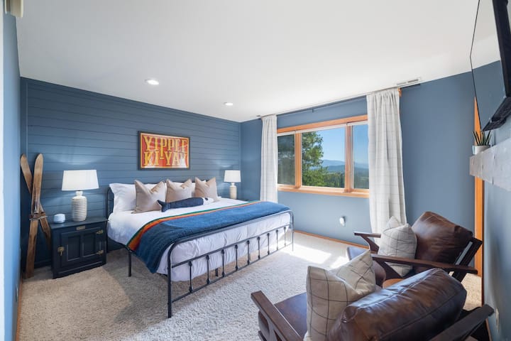 Master Bedroom (Guestroom 3, 2nd Floor)- 1 King Bed w/ en suite bathroom
