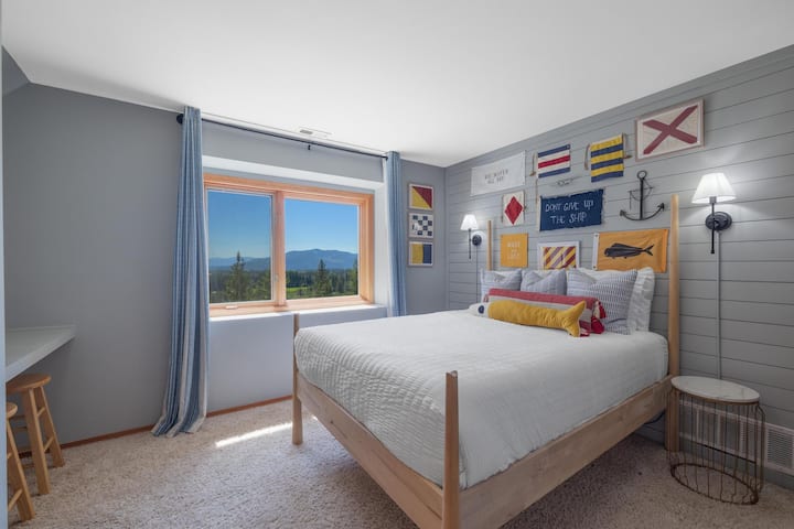 Guestroom 4 (2nd Floor) - 1 Queen Bed
