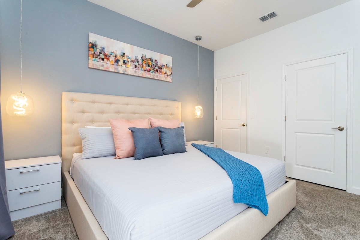 Bedroom 1: Queen-size bed, Smart TV (Ground Floor)