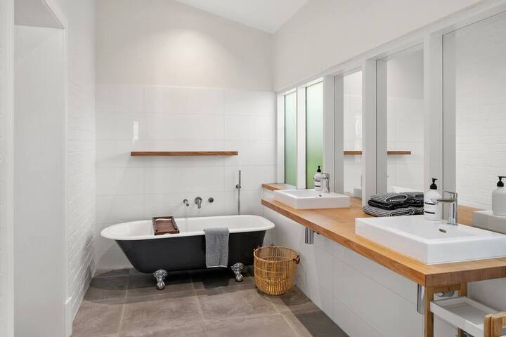 The Captain’s Lodge – iconic character home gallery image 5