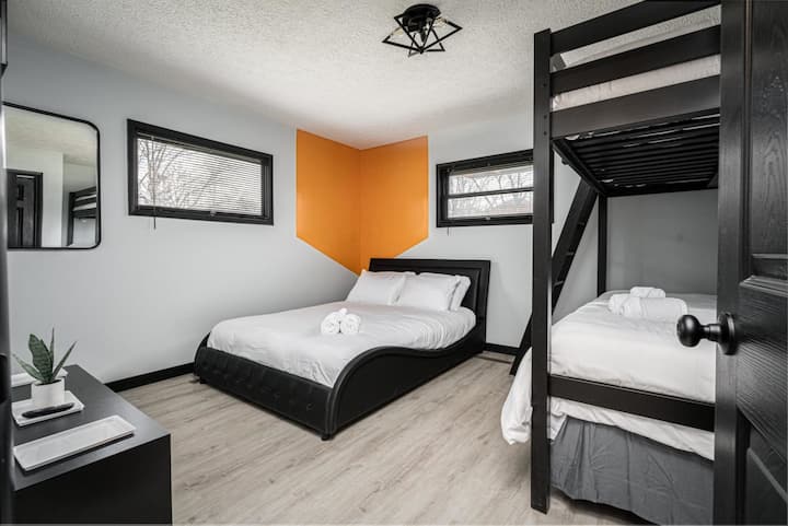 Habitación con varias camas