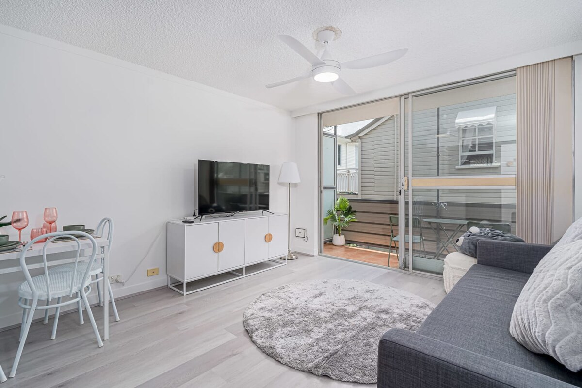 Popular Airbnb listing: Fresh 2BD Koala Condo West End in West End