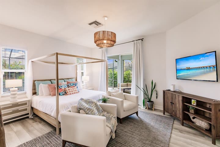 Master suite hufungua kwa urahisi kwa lanai na bwawa