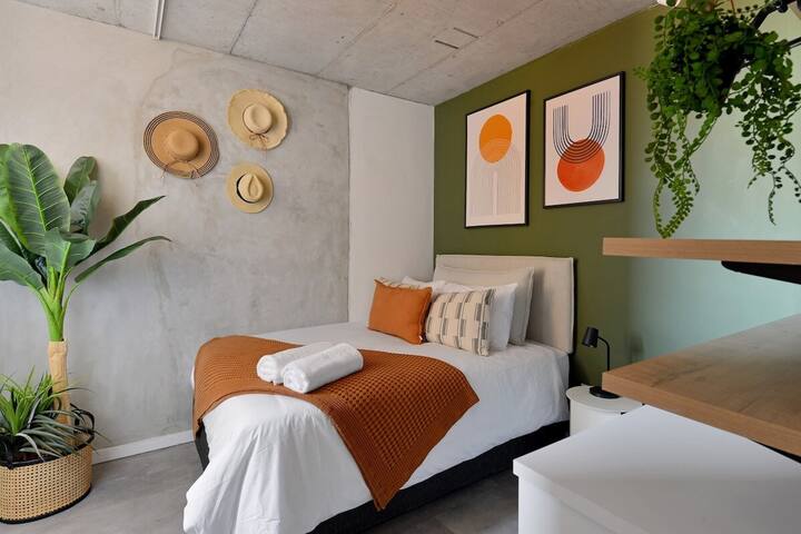 Elegant 2BR in Six On N – Beach & Pool Combo gallery image 2