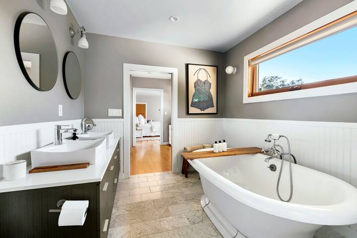 Hillside Hideaway w/ Deck & Spa in Topanga Canyon gallery image 5