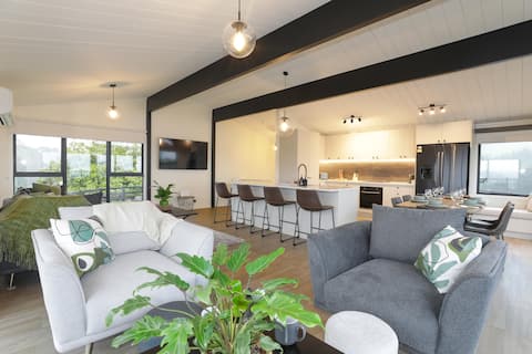Hamurana Views - Spa, Lake Views, Sleeps 12