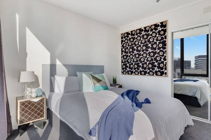 Nous avons passé beaucoup de temps et d'efforts à rendre nos lits et oreillers confortables et ce sont exactement les mêmes que ceux sur lesquels nous dormons. Ils sont australiens avec des ressorts de poche et un dessus en mousse à mémoire de forme pour une nuit de sommeil parfaite.