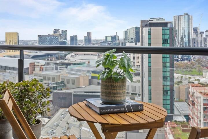 Amelia- Penthouse style 3bed/2bath Melbourne Home gallery image 3