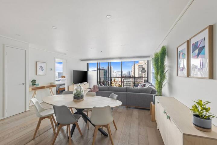 Amelia- Penthouse style 3bed/2bath Melbourne Home gallery image 2