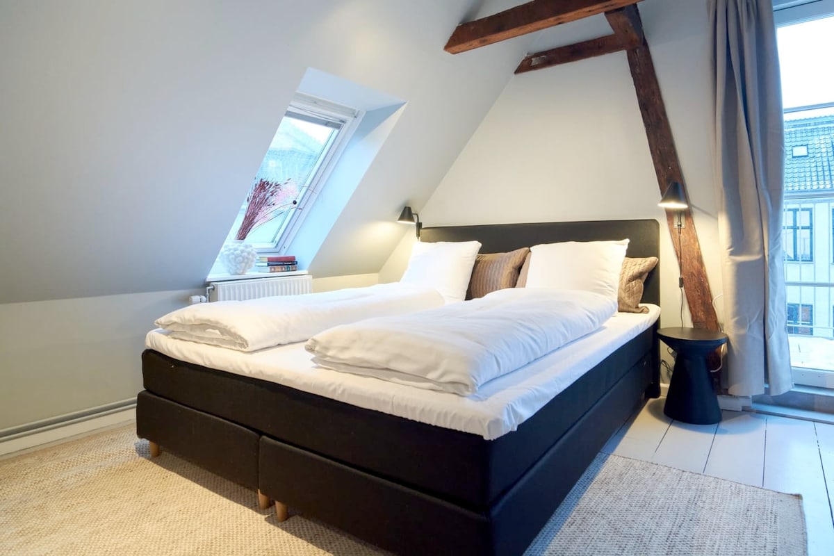 Apartman ima udoban bračni krevet s mekom posteljinom i jastucima koji osiguravaju miran san