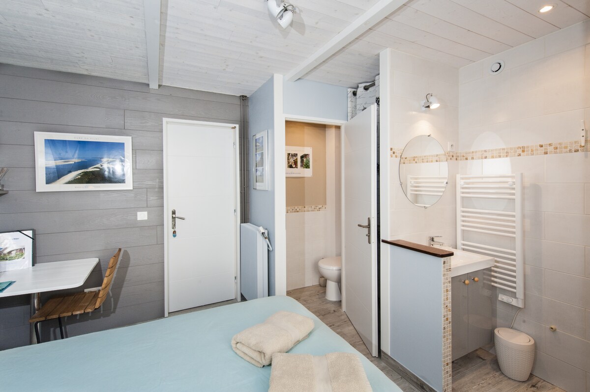 حمام ومرحاض في غرفة النوم الصغيرة الجميلة