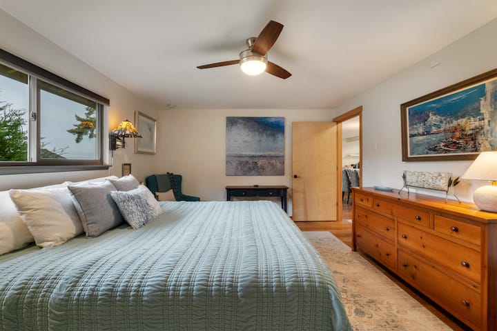 King Bedroom ADA შეესაბამება ფართო შესასვლელს.