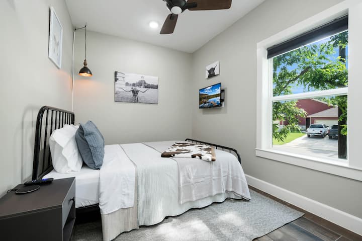 标准双人床卧室# 2