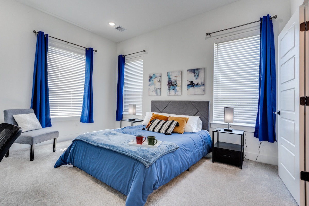 Primárna spálňa s manželskou posteľou Queen s hlavnou kúpeľňou, televízorom Roku, písacím stolom a šatníkom. Táto spálňa sa nachádza na treťom poschodí.