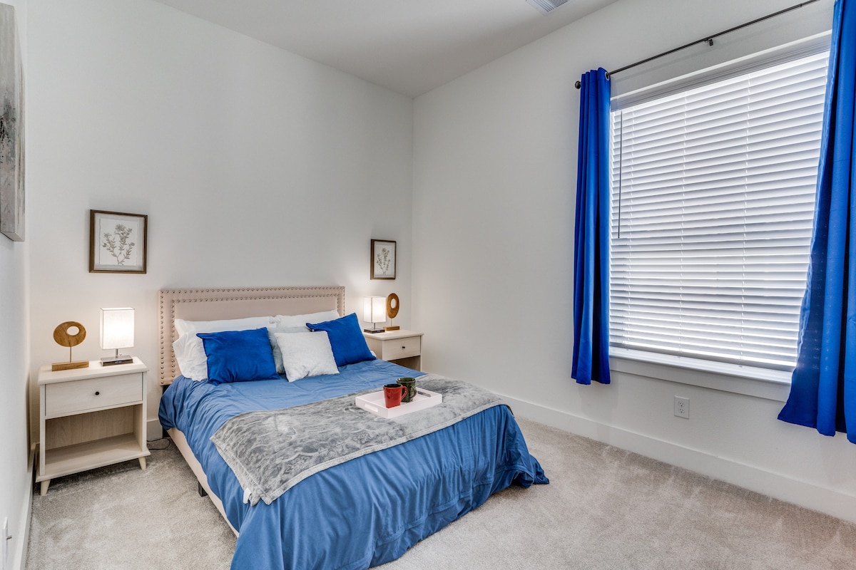 Menšia manželská posteľ s vlastnou kúpeľňou.  Táto spálňa sa nachádza na treťom poschodí.