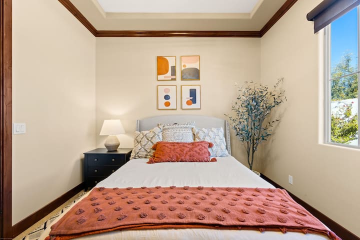 La suite 2 est située à côté de la chambre principale et dispose d'un lit Queen Size, d'une télévision connectée Emerson de 40 pouces et d'un placard accessible.